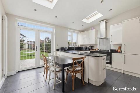 4 bedroom semi-detached house for sale, Wayside Avenue, Hornchurch, RM12