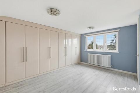 4 bedroom semi-detached house for sale, Wayside Avenue, Hornchurch, RM12