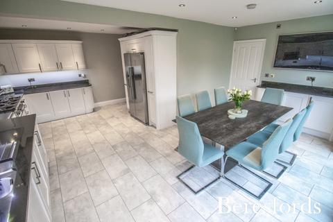 4 bedroom semi-detached house for sale, Deyncourt Gardens, Upminster, RM14