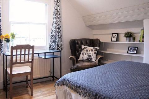 1 bedroom in a house share to rent, Werter Road, Putney, SW15