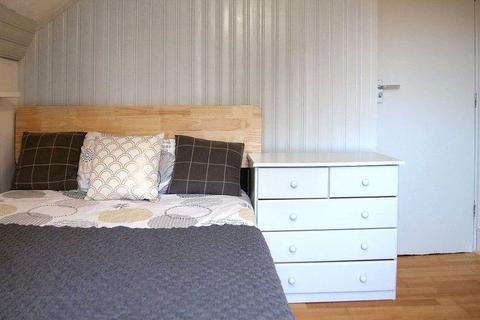 1 bedroom in a house share to rent, Werter Road, Putney, SW15