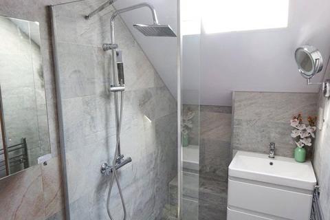 1 bedroom in a house share to rent, Werter Road, Putney, SW15