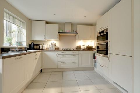 4 bedroom semi-detached house for sale, Bonnet Lane, Burgess Hill, RH15