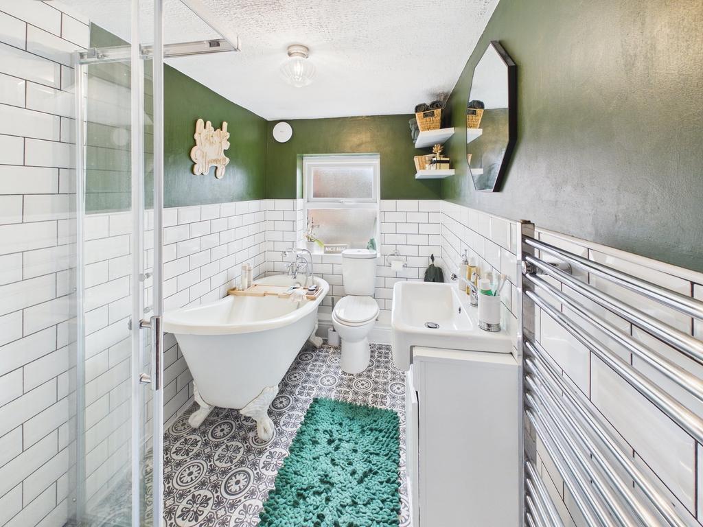 Bath &amp; shower room