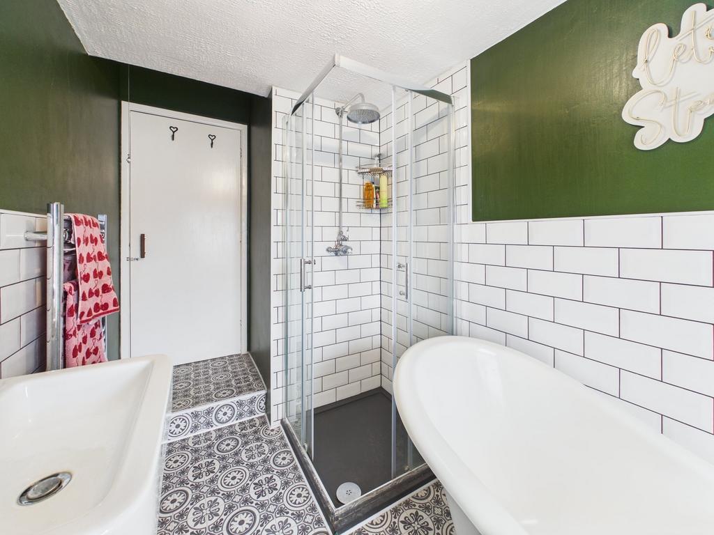 Bath &amp; shower room