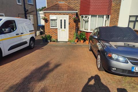 4 bedroom semi-detached house to rent, Fernwood Avenue, Wembley HA0