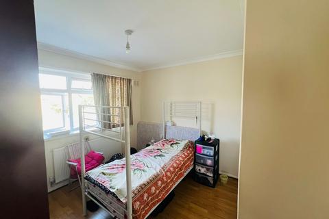 4 bedroom semi-detached house to rent, Fernwood Avenue, Wembley HA0