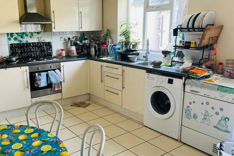 4 bedroom semi-detached house to rent, Fernwood Avenue, Wembley HA0