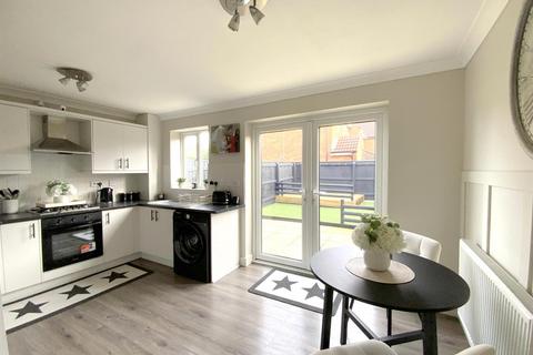 3 bedroom end of terrace house for sale, Deene Close, Grimsby