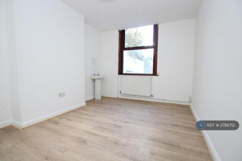 6 bedroom terraced house to rent, St Georges Avenue, Sheerness, ME12