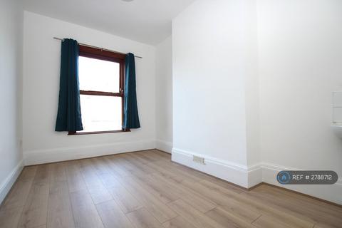 6 bedroom terraced house to rent, St Georges Avenue, Sheerness, ME12