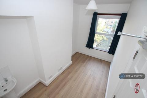 6 bedroom terraced house to rent, St Georges Avenue, Sheerness, ME12
