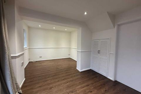 3 bedroom semi-detached house to rent, Sandbarn Close, Solihull