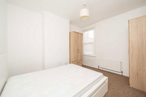 2 bedroom flat to rent, Shirley Gardens, London W7
