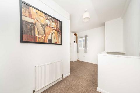 2 bedroom flat to rent, Shirley Gardens, London W7