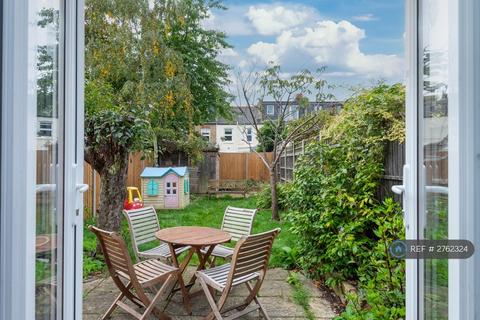 3 bedroom terraced house to rent, Chestnut Road, London, SW20