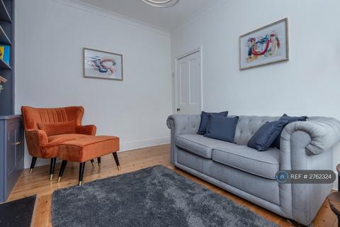 3 bedroom terraced house to rent, Chestnut Road, London, SW20