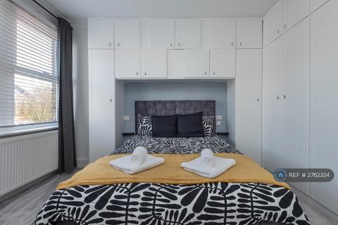 3 bedroom terraced house to rent, Chestnut Road, London, SW20