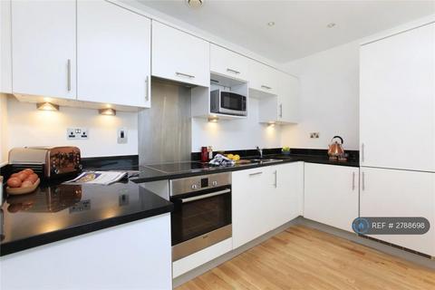 3 bedroom flat to rent, Downs Road, London, E5