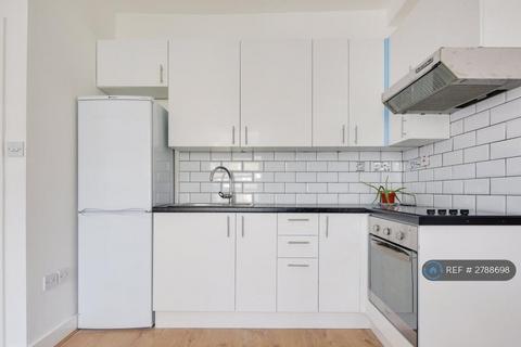 3 bedroom flat to rent, Downs Road, London, E5