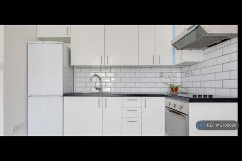 3 bedroom flat to rent, Downs Road, London, E5