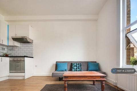 3 bedroom flat to rent, Downs Road, London, E5