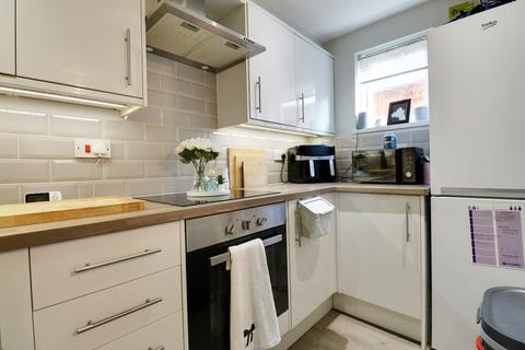 2 bedroom flat to rent, Douglas Court, Biggin Hill TN16