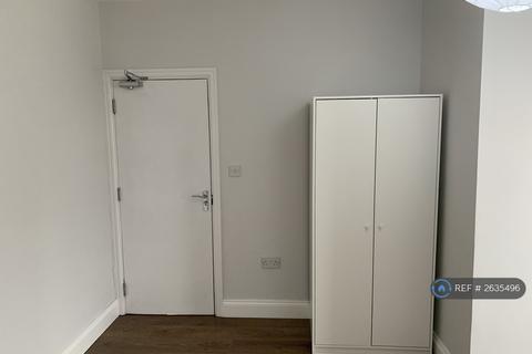 1 bedroom in a house share to rent, Perth Road, Ilford, IG2