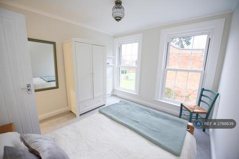 1 bedroom in a house share to rent, Cambria Court, Staines, TW18