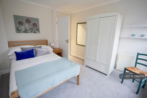 1 bedroom in a house share to rent, Cambria Court, Staines, TW18