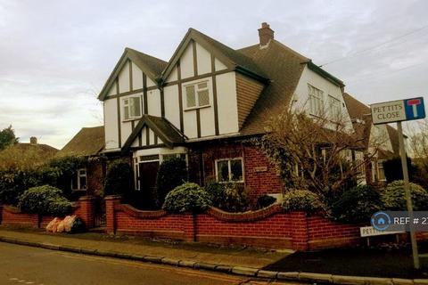 undefined, Pettits Lane, Romford, RM1