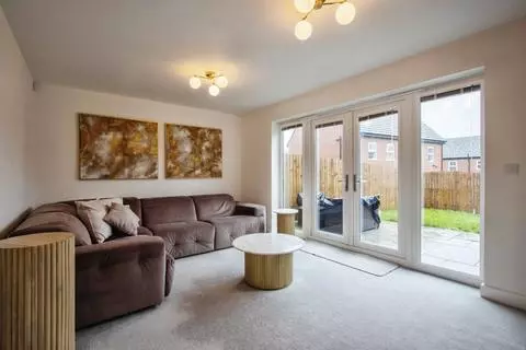 4 bedroom semi-detached house for sale - Photo 6