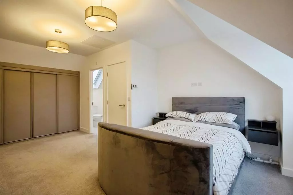 4 bedroom semi-detached house for sale - Photo 9