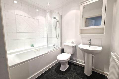 2 bedroom apartment to rent, Leinster Court, New North Road, Hainault IG6 3EL