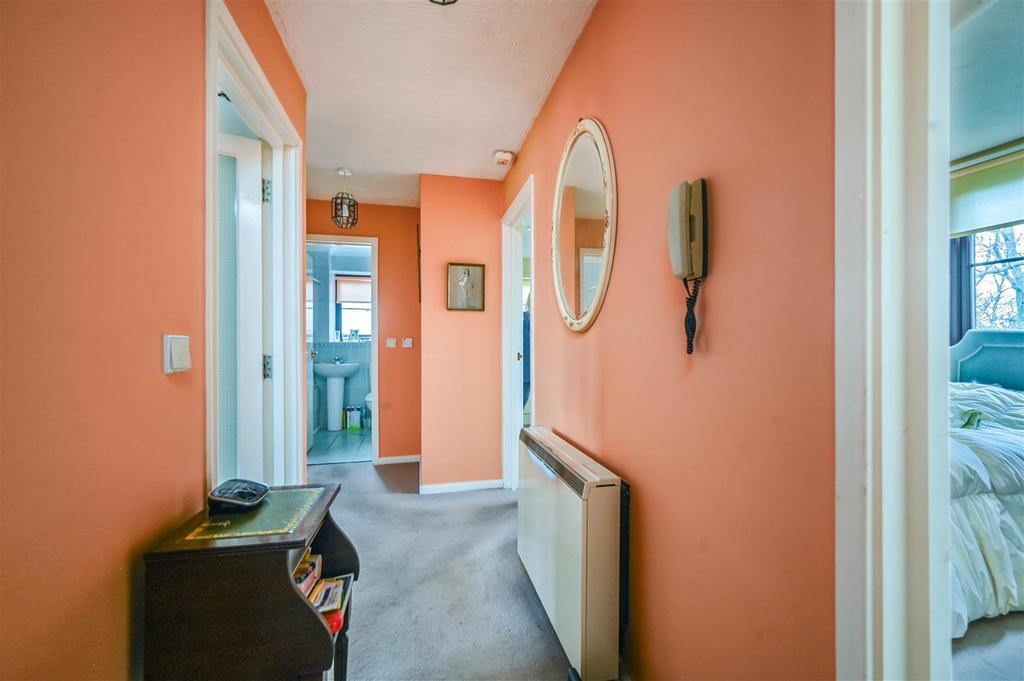 11 GLYNDE COURT - TN39 4 XE - PHOTOS (6).jpg