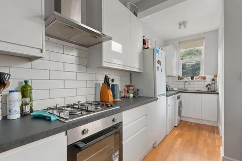 3 bedroom flat to rent, Durnsford Road, London SW19