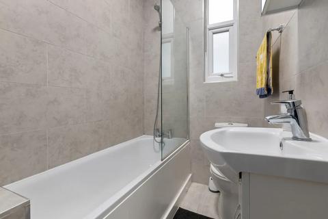 3 bedroom flat to rent, Durnsford Road, London SW19
