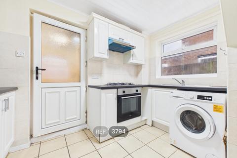 3 bedroom semi-detached house to rent, Nottingham NG5