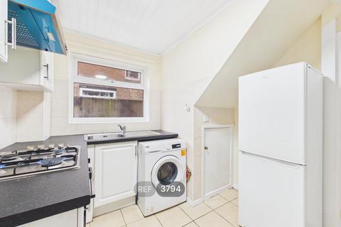 3 bedroom semi-detached house to rent, Nottingham NG5