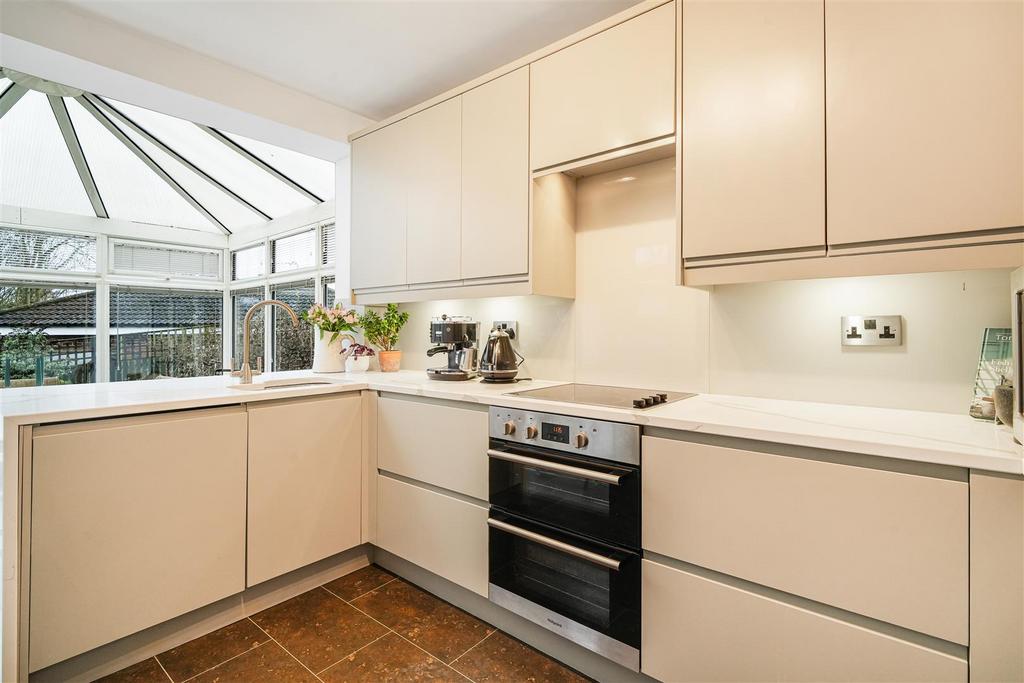 Bespoke fitted modern dining kitchen
