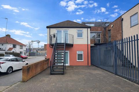 2 bedroom flat to rent, Red Lion Road, Tolworth