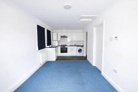 2 bedroom flat to rent, Red Lion Road, Tolworth