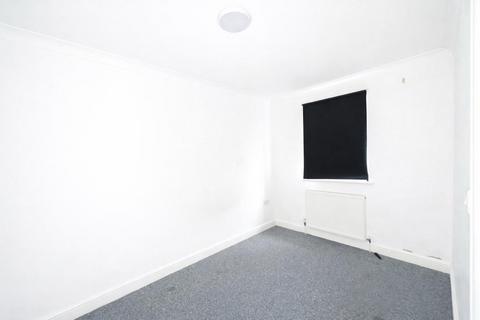 2 bedroom flat to rent, Red Lion Road, Tolworth
