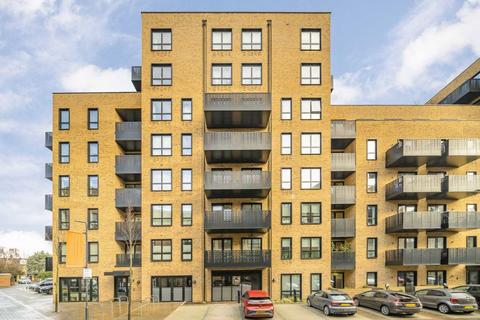2 bedroom flat to rent, Middle Road, London W7