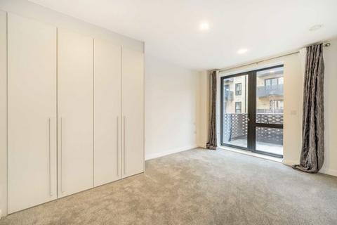 2 bedroom flat to rent, Middle Road, London W7