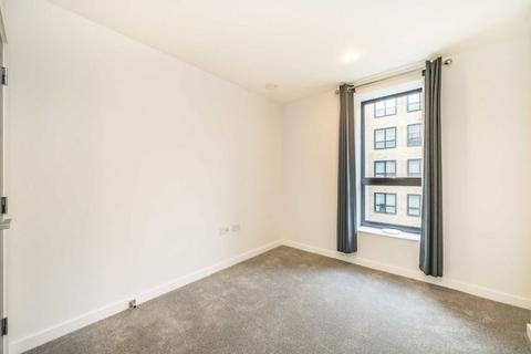2 bedroom flat to rent, Middle Road, London W7