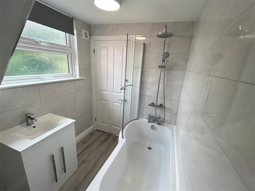 Bathroom 2.jpg