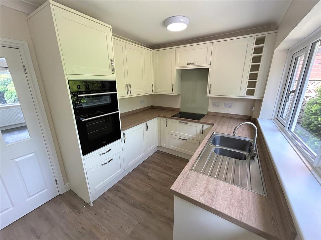 Kitchen 2.jpg