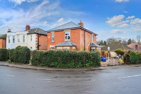 3 bedroom detached house to rent, Dean Road, Hampshire SO18