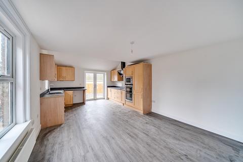 3 bedroom detached house to rent, Dean Road, Hampshire SO18